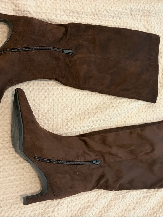 Women's Brown Knee-High Suede Boots - Picture 4 of 4